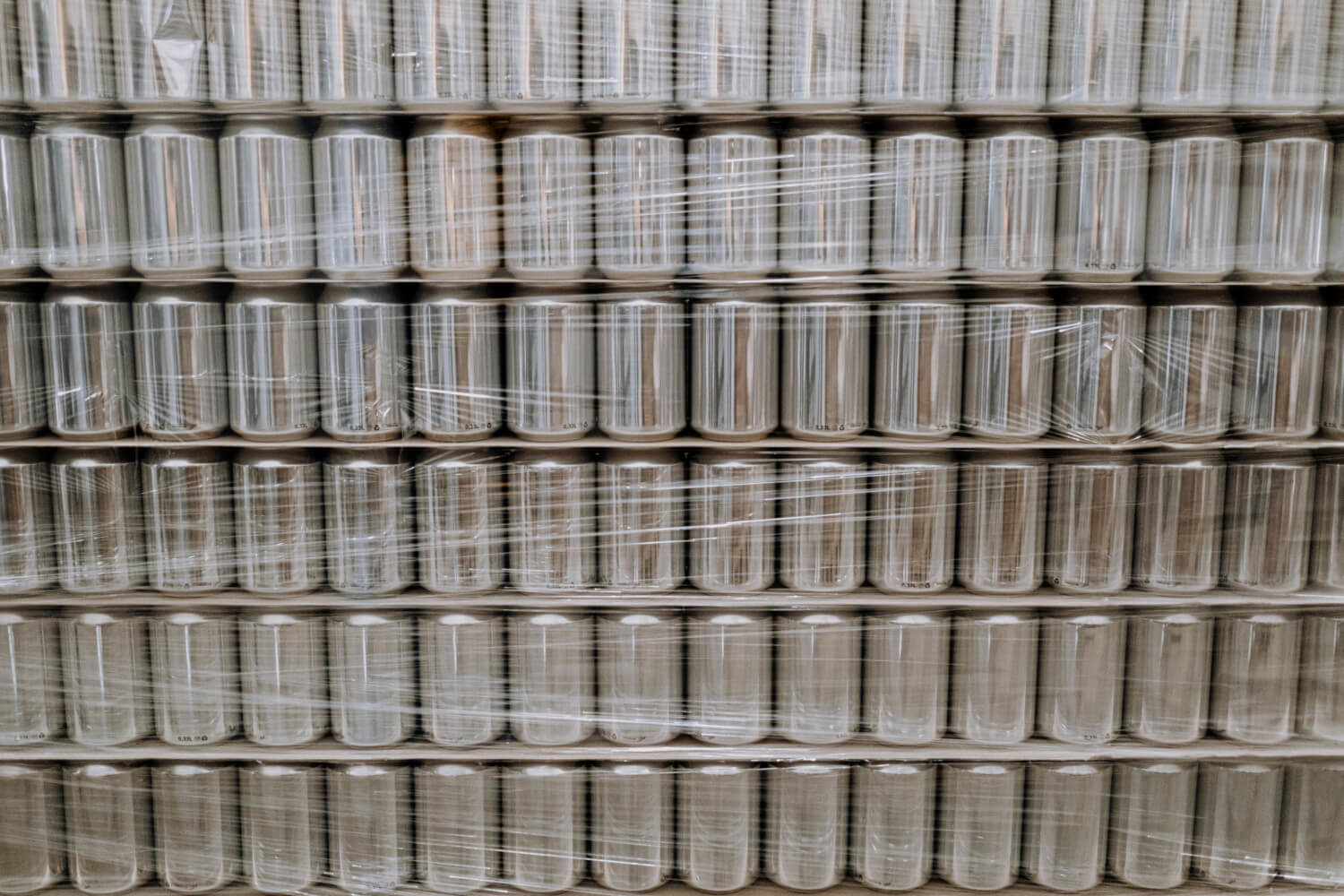 plastic wrap around aluminium cans